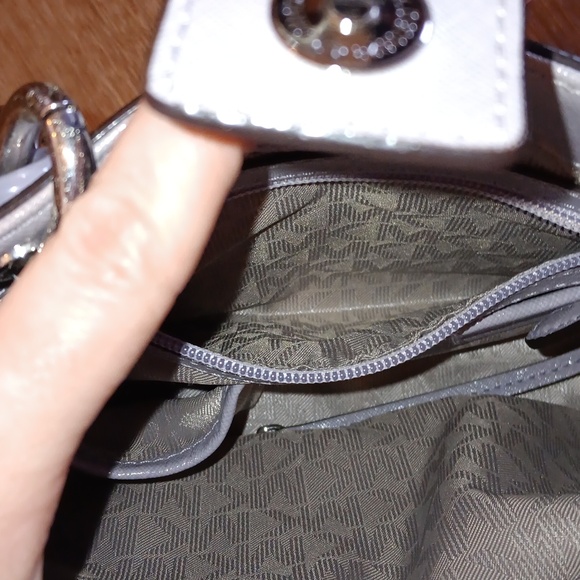 Michael Kors Cynthia Small Leather Satchel bag in a pale purple/blossom - Picture 11 of 16